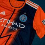 camisa-new-york-city-mls-2022-2023-22-23-reserva-away-fora-2-ii-adidas-masculino-masculina-torcedor-laranja-azul5-2b503373e86aa9fba516480361159554-1024-1024