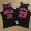 Regata NBA Mitchell & Ness Chicago Bulls 1997/98 Preta - Jordan #23