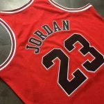 regata-nba-mitchell-ness-chicago-bulls-retro-1997-1998-vermelha-jordan-23-finais-13-4c79c9deade5b2945b15937010367765-1024-1024