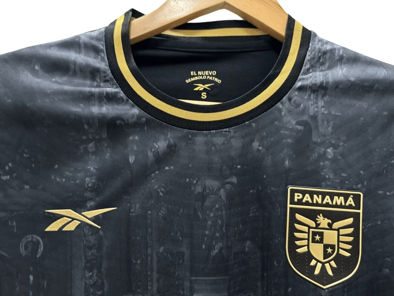 Camisa Panamá Preta com Dourado Homenagem 2024/25 Masculina Camisa Panamá Preta com Dourado Homenagem 2024/25 Masculina
