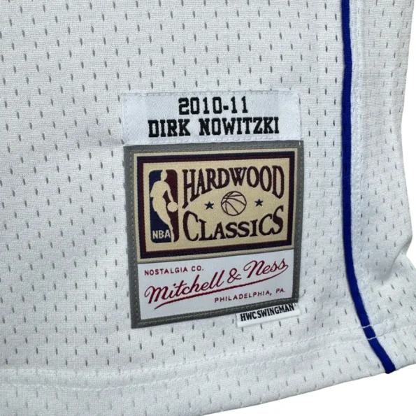 Regata NBA Mitchell & Ness Dallas Mavericks Branca 2010 Nowitzki #41