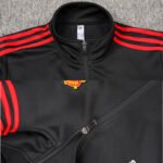 Conjunto Jaqueta e Calça Man Utd Preto Treino 2023/24