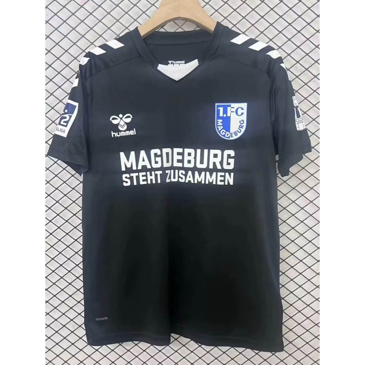 camisa-magdeburg-2024-25-preta-especial-masculina- Camisa FC Magdeburg Preta 2024/25 Especial Masculina
