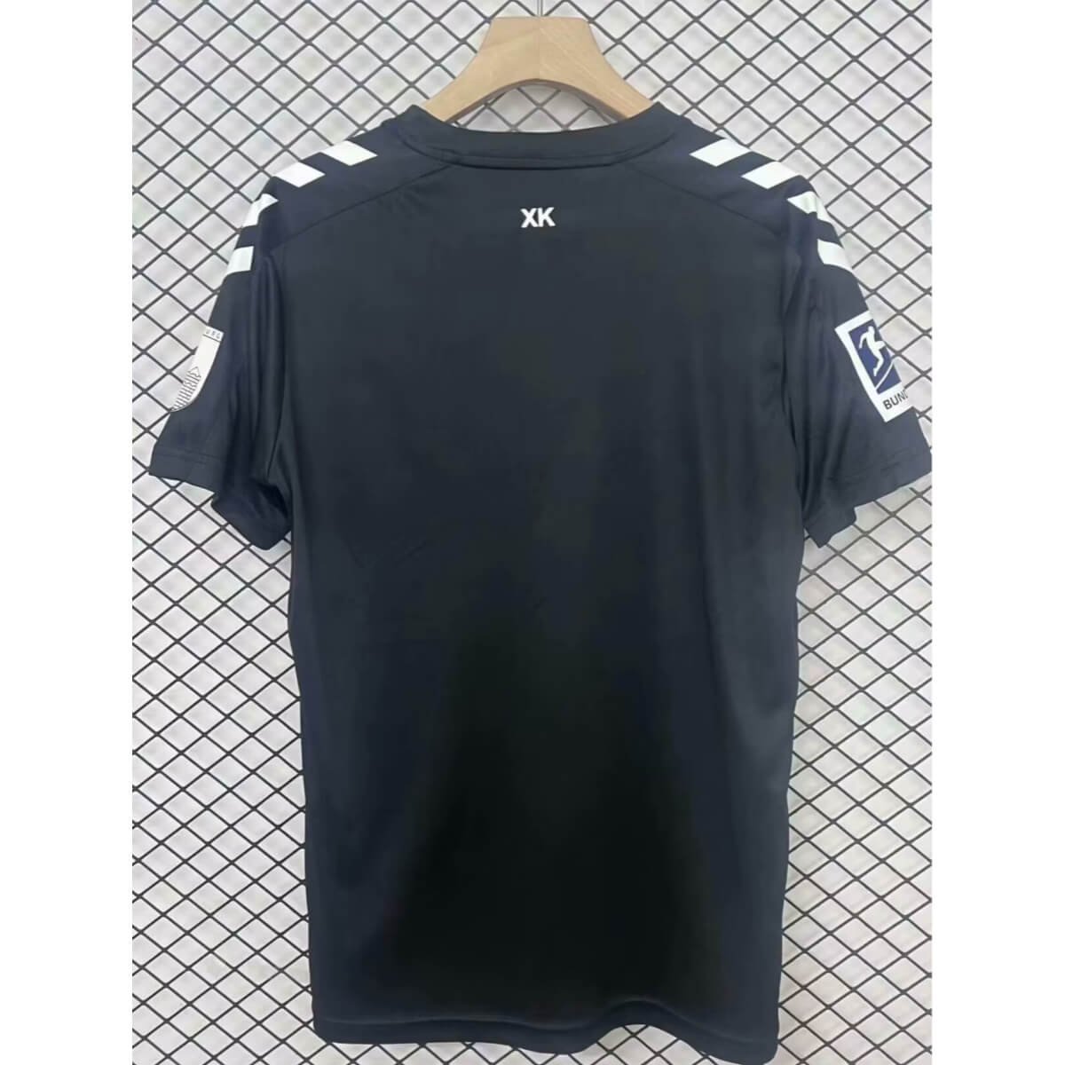 camisa-magdeburg-2024-25-preta-especial-masculina-1 Camisa FC Magdeburg Preta 2024/25 Especial Masculina