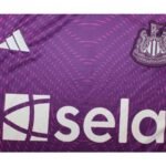 camisa-newcastle-united-roxo-goleiro-2025-26-masculina