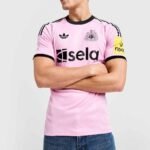 camisa-Newcastle-united-rosa-2025-26-goleiro-masculina (1)