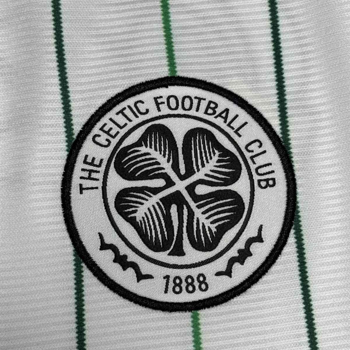 camisa-celtic-fc-us-pack-basebol-branca-2025-botoes (4) Camisa Celtic FC US Pack Basebok Branca 2025/26 Botões