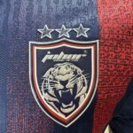 camisa-johor-darul-tazim-azul-vermelha-home-2025-26-jogador