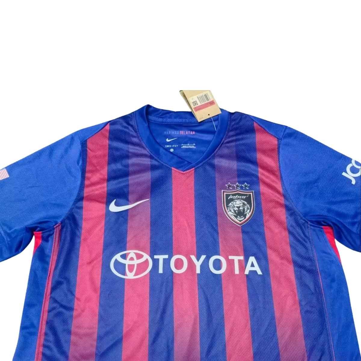 camisa-johor-darul-tazim-azul-vermelha-home-2025-26-masculina (1) Camisa Johor Darul Ta'zim Azul Home 2025/26 Masculina