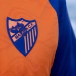 camisa-malaga-laranja-azul-2025-26-third-masculina