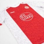camisa-rot-weiss-essen-vermelha-2025-26-home-II-masculina
