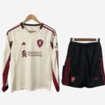 Kit-infantil-Liverpool-bege-2025-26-away-manga-longa