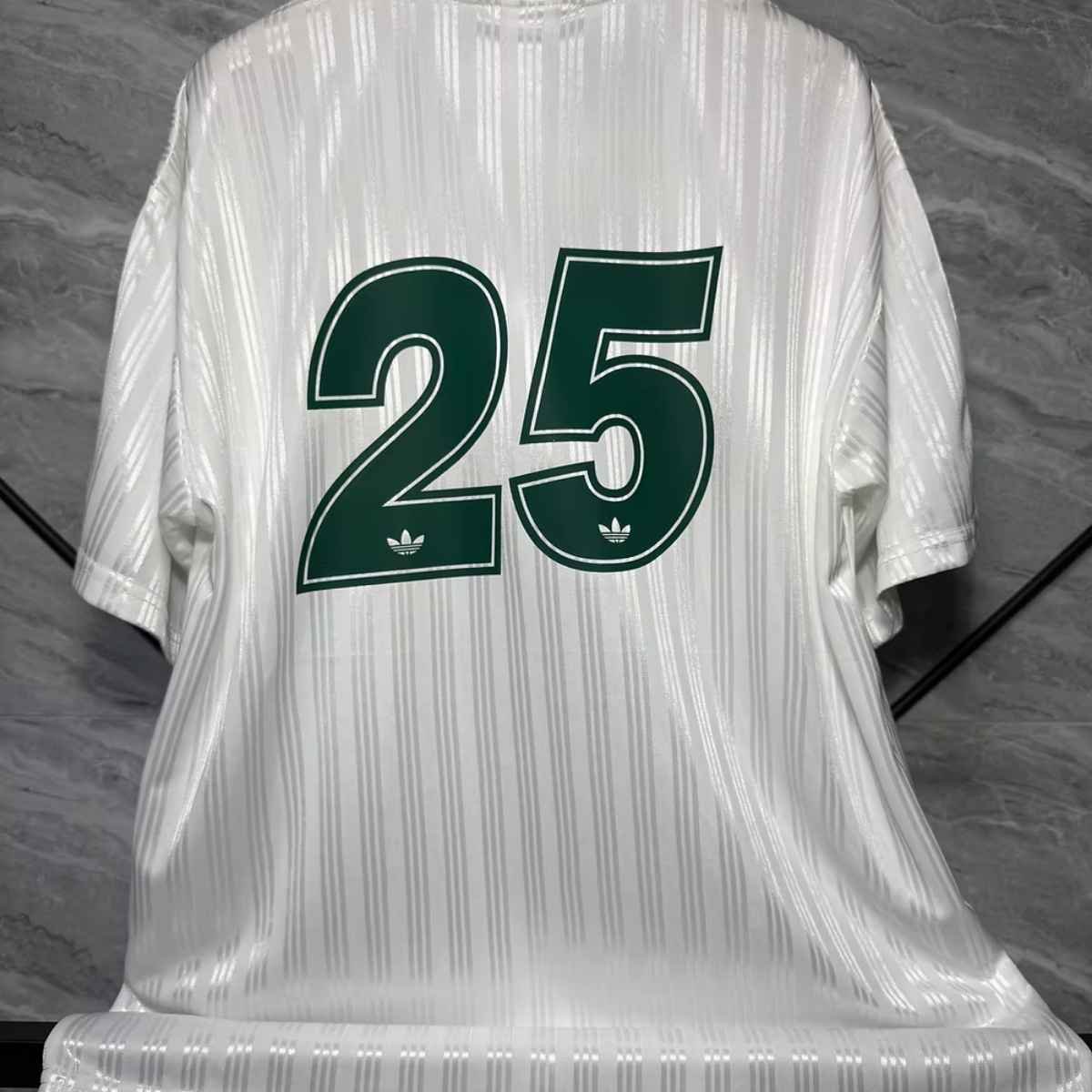 camisa-adidas-x-oasis-tour-jacquard-verde-2025-26-masculina (2) Camisa Adidas x Oasis Tour Jacquard Branca/Verde 2025/26 Masculina