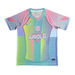 camisa-barcelona-karol-g-verde-azul-rosa-2025-26-special-masculina