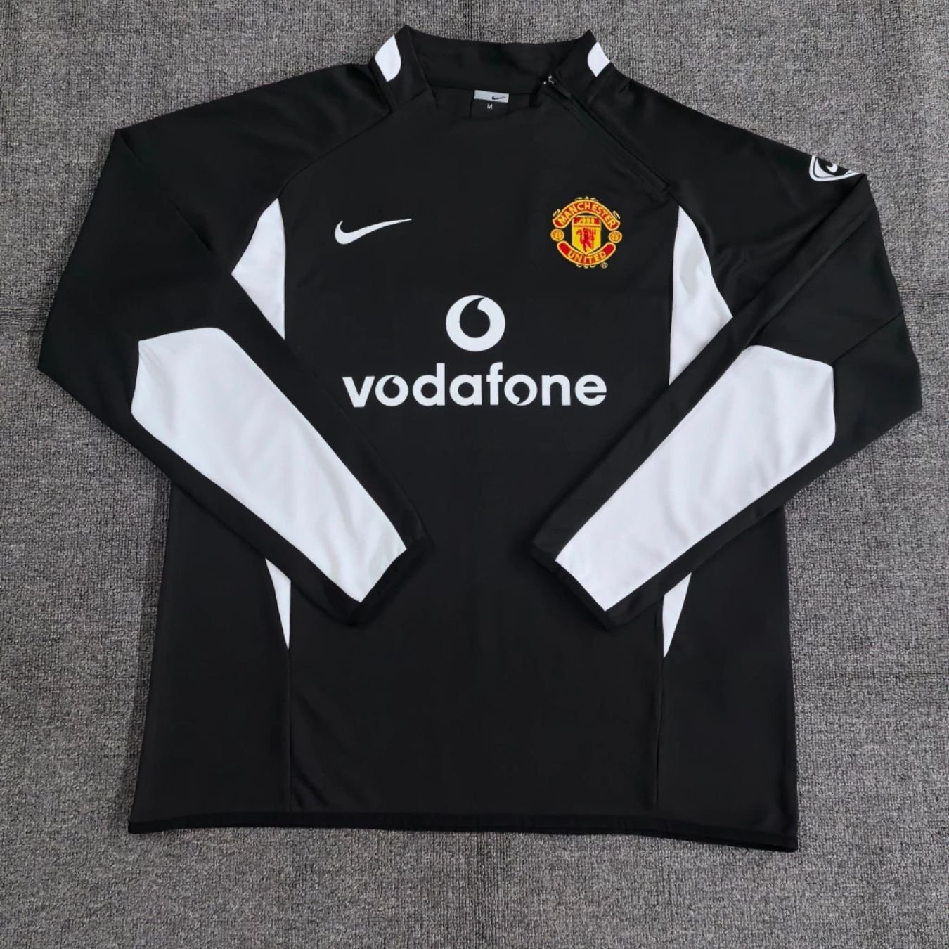 jaqueta-man-utd-preto-2025-26-masculina (2) Jaqueta Manchester United Preto 2025/26 Total 90 Masculina