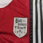 camisa-adidas-oasis-vermelha-preta-Bolt-Makers-Arms-2025-26-masculina