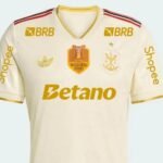 camisa-flamengo-creme-camepao-brasileiro-2025-terceira-todos-os-patrocinios (1)