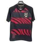 camisa-flamengo-pherusa-vermelho-preto-2025-26-ninguem-morre-nos-devendo-masculina