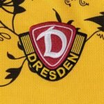 camisa-dynamo-dresden-love-dynamo-amarela-2025-26-hate-racism-masculina