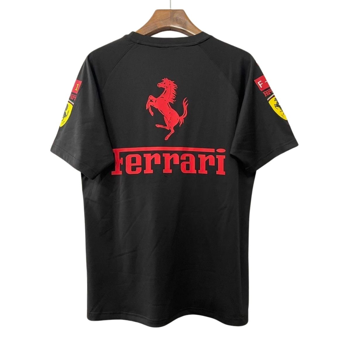 camisa-scuderia-ferrari-team-f1-preta-2025-26-masculina (2) Camisa Scuderia Ferrari Team F1 Preta 2025/26 Masculina