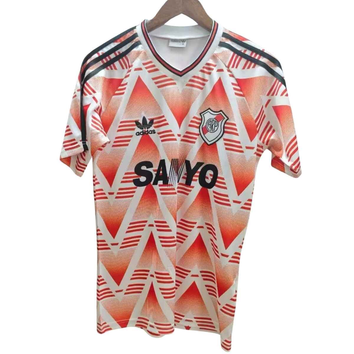 camisa-river-plate-vermelha-1992-93-away-ii-sanyo-masculina (1) Camisa River Plate Vermelha 1992/93 Away II Sanyo Masculina