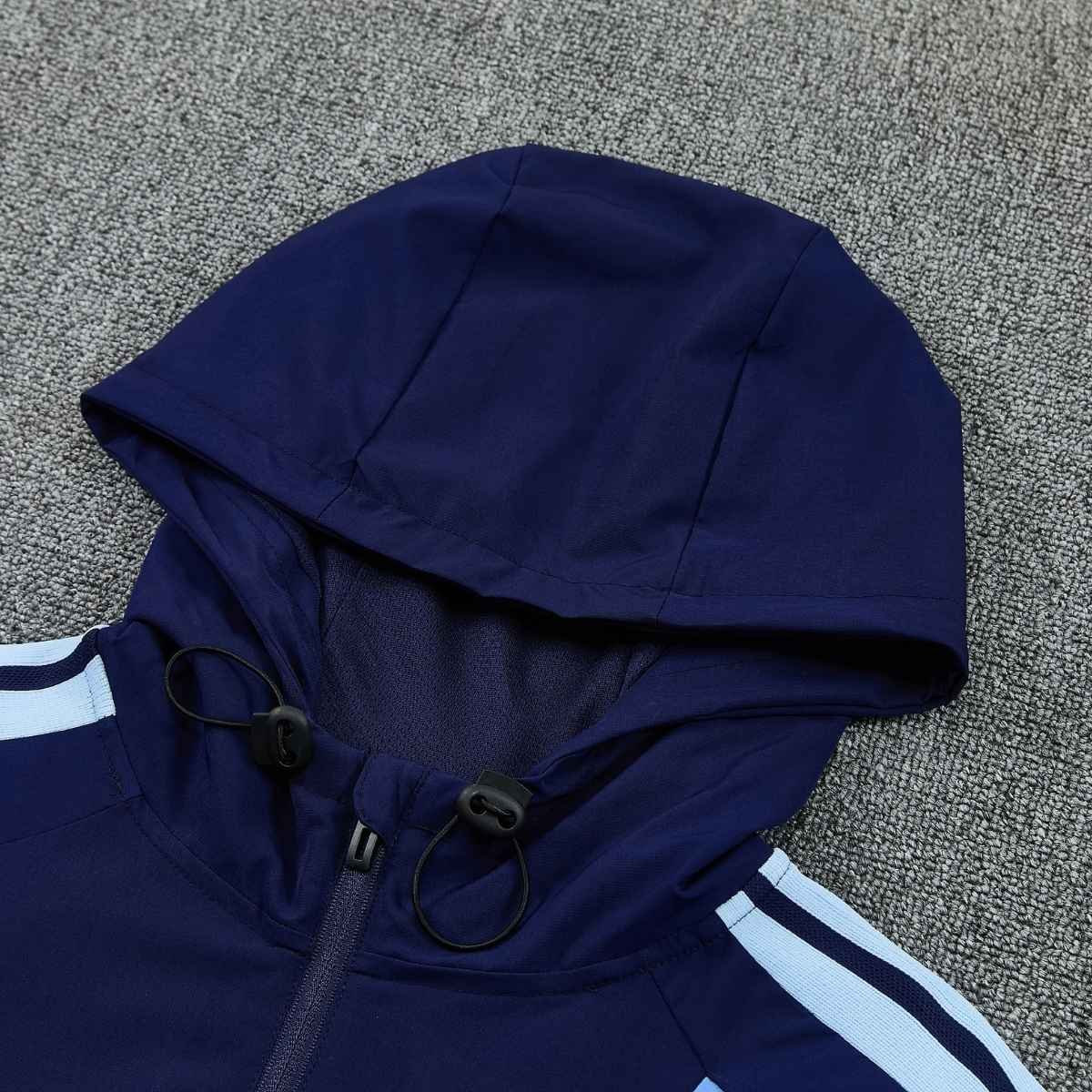 kit-agasalho-treino-argentina-2026-27-azul-masculino (2) Conjunto Treino Argentina Calça e Jaqueta Azul Escuro C/Capuz 2026/27 Masculina