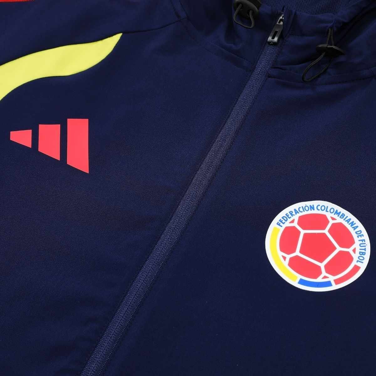 kit-corta-vento-treino-colombia-2026-27-azul-masculino (3) Conjunto Treino Colômbia Calça e Jaqueta C/Capuz Azul Escuro 2026/27 Masculina