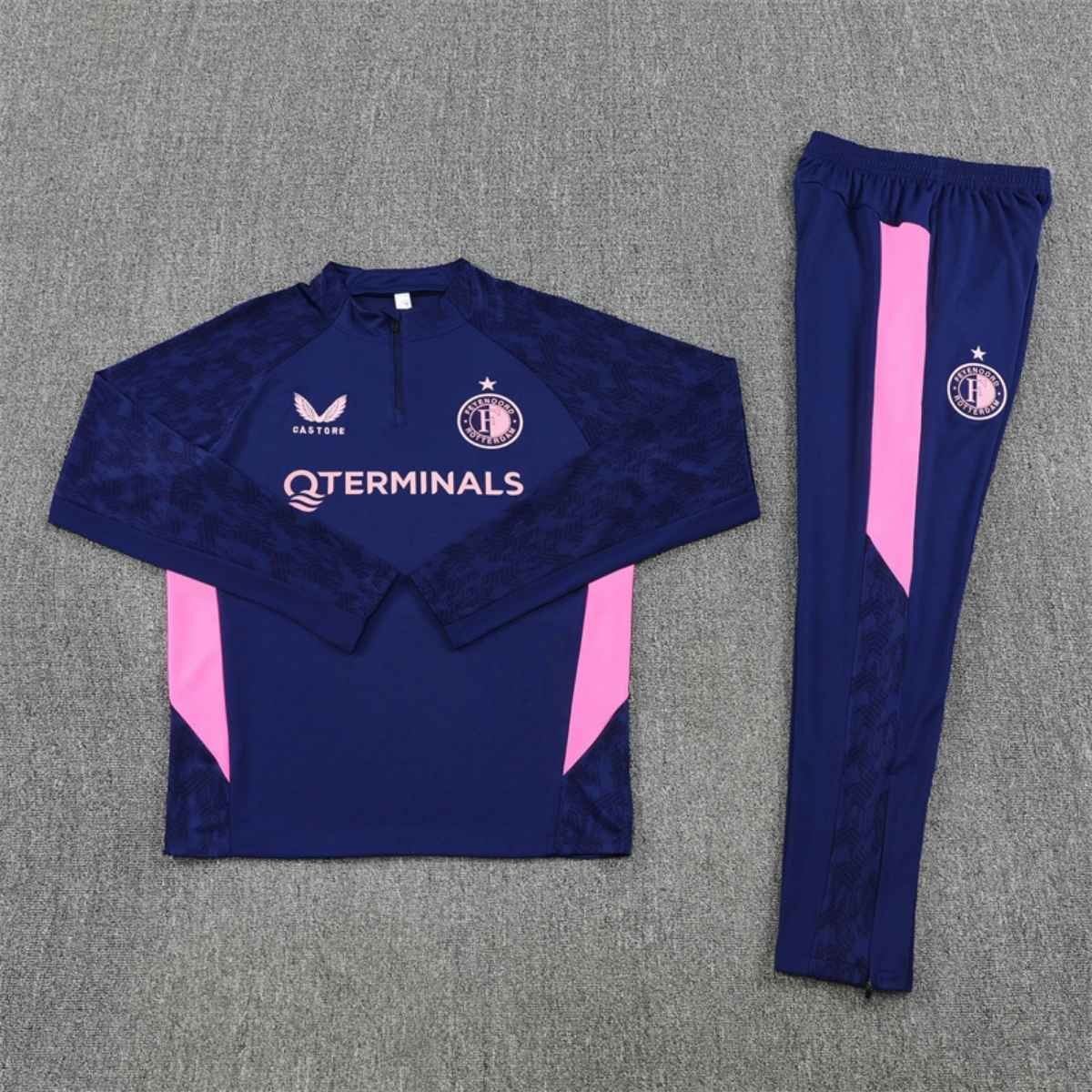 kit-treino-Feyenoord-Rotterdam-2025-26-azul-rosa-masculino (2) Conjunto Treino Feyenoord Calça e Jaqueta Roxo 2025/26 Masculina