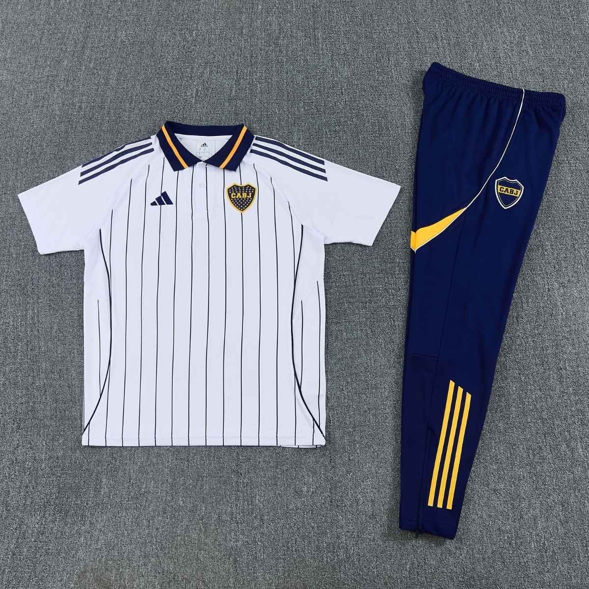 kit-treino-boca-juniors-2026-27-branco-azul-masculino (2) Conjunto Viagem Boca Juniors Camisa Polo e Calça Branco 2026/27 Masculino