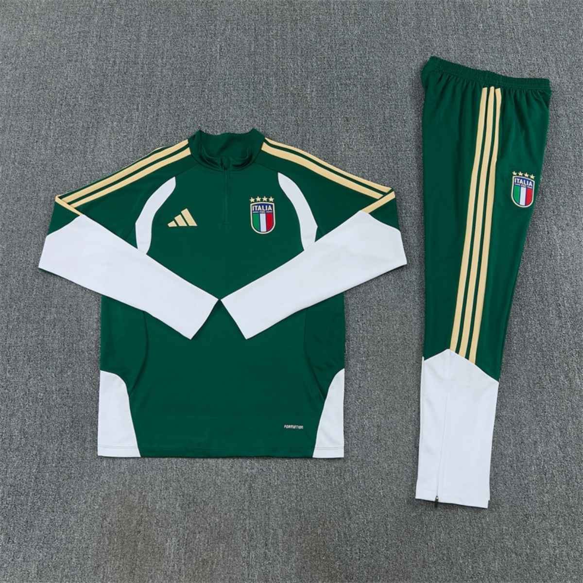 kit-treino-italia-2026-27-verde-escuro-branco-masculino (2) Conjunto Treino Itália Calça e Jaqueta Verde/Branco 2026/27 Masculina