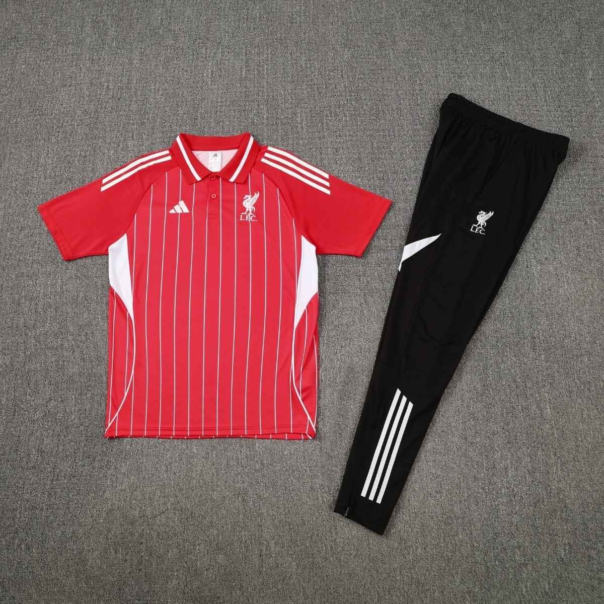 kit-treino-liverpool-2026-27-vermelho-preto-masculino (3) Conjunto Viagem Liverpool FC Camisa Polo e Calça Vermelho 2026/27 Masculino