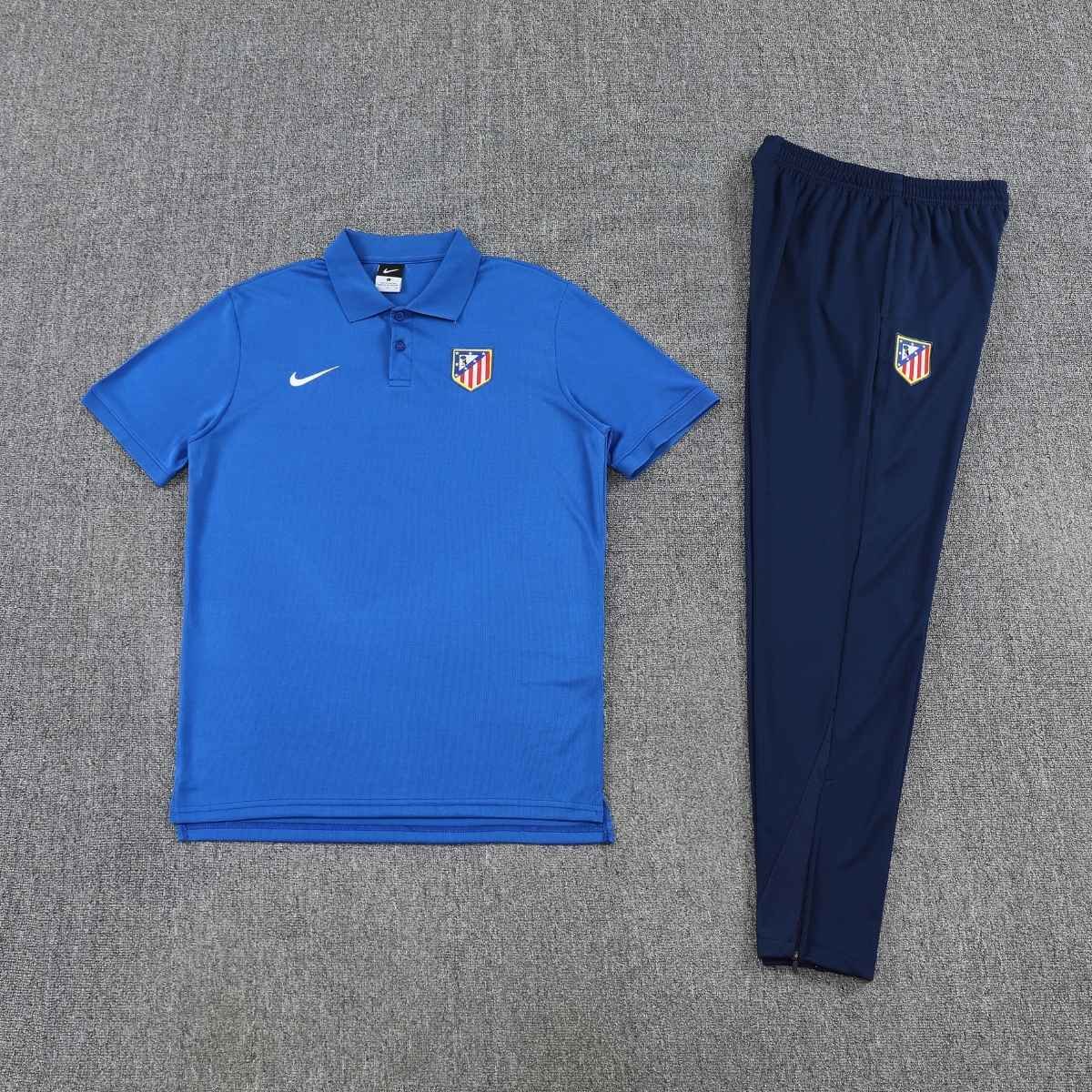 kit-treino-atletico-de-madrid-2025-26-branco-azul-masculino (2) Conjunto Viagem Atlético de Madrid Camisa Polo e Calça Azul 2025/26 Masculino