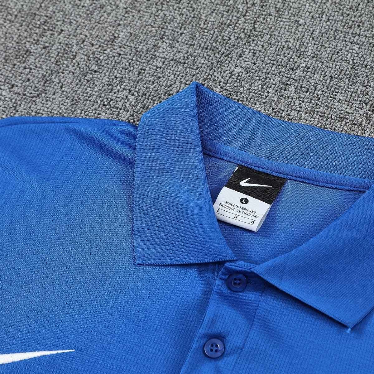 kit-treino-atletico-de-madrid-2025-26-branco-azul-masculino (3) Conjunto Viagem Atlético de Madrid Camisa Polo e Calça Azul 2025/26 Masculino