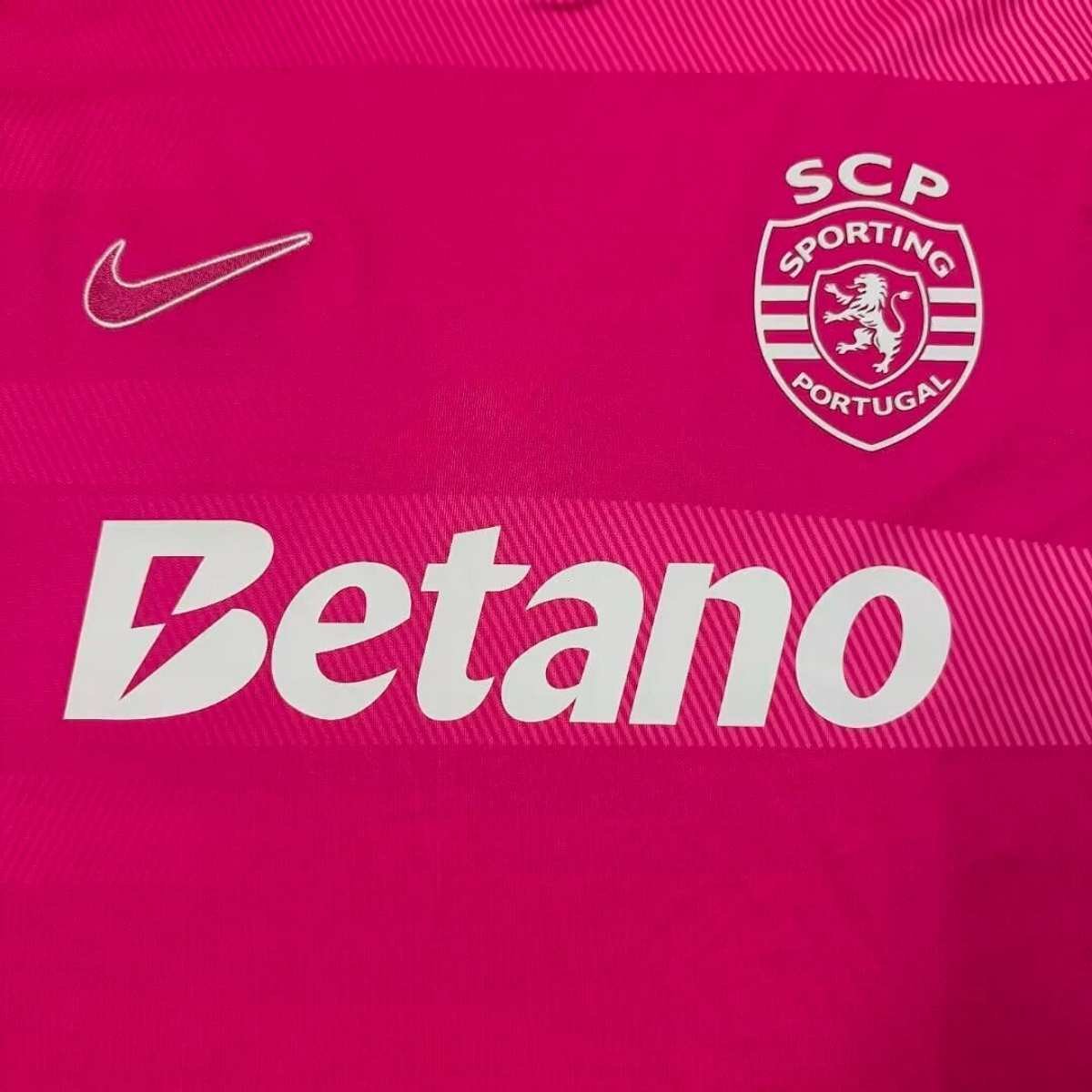 camisa-sporting-cp-rosa-2026-27-alternativa-masculina (2) Camisa Sporting Portugal CP Rosa 2026/27 Alternativa Masculina