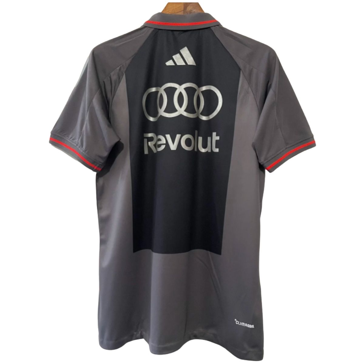 camisa-audi-motors-f1-cinza-2026-27-revolut-polo-team-autentic-masculina (1) Camisa Audi Motors F1 Team Cinza 2026/27 Revolut Polo Piloto Masculina